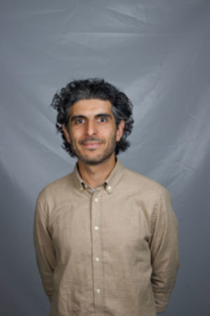 en person med krøllete hår