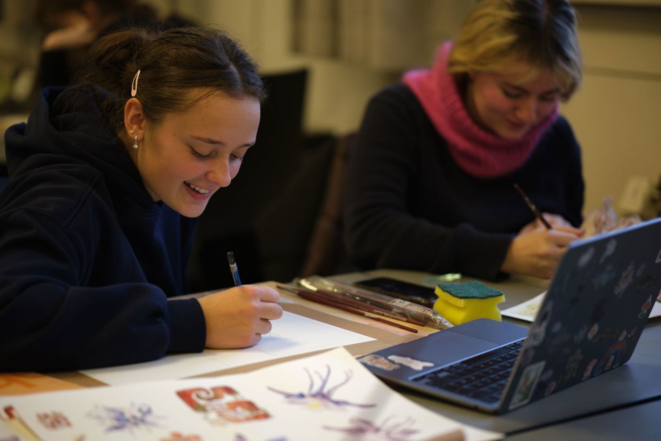 noen få personr som studerer ved et bord noen få personr som studerer ved et bord