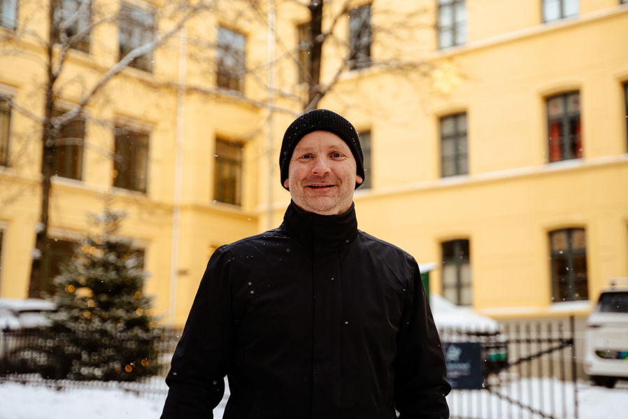 en person som står i snøen