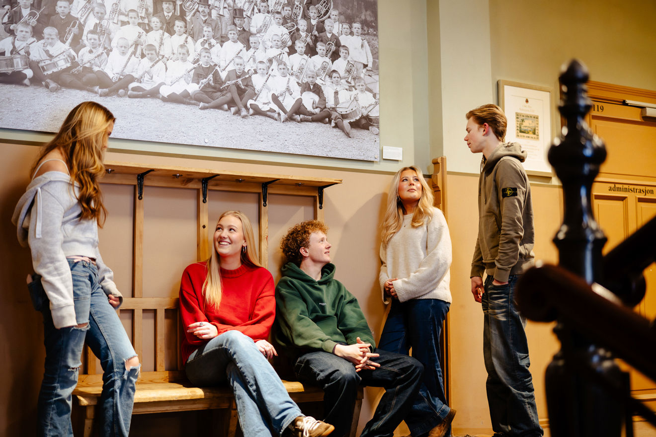 en gruppe mennesker som sitter på en benk