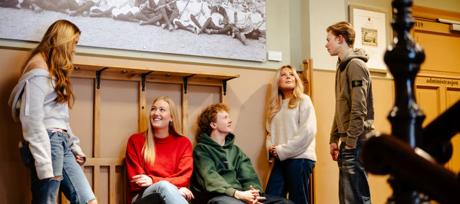 en gruppe mennesker som sitter på en benk en gruppe mennesker som sitter på en benk