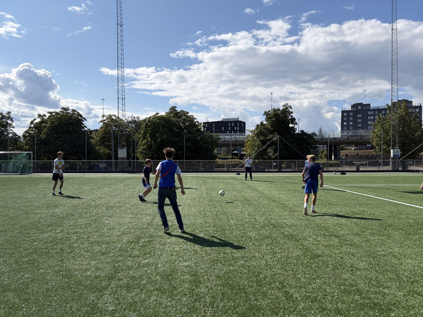 en gruppe mennesker som spiller fotball